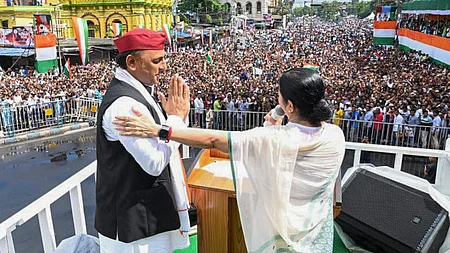 மேற்கு வங்க மாநிலம் கொல்கத்தாவில் ஞாயிற்றுக்கிழமை நடைபெற்ற திரிணமூல் காங்கிரஸின் ‘தியாகிகள் தினம்’ பேரணியில் உரையாற்றிய மாநில முதல்வா் மம்தா பானா்ஜி. உடன் சமாஜவாதி கட்சித் தலைவா் அகிலேஷ் யாதவ்.