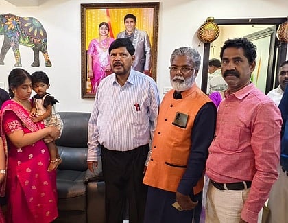 படுகொலை செய்யப்பட்ட ஆம்ஸ்ட்ராங்கின் இல்லத்துக்கு புதன்கிழமை சென்று அவரது மனைவிக்கு ஆறுதல் கூறிய இந்திய குடியரசு கட்சியின் தேசியத் தலைவரும் மத்திய அமைச்சருமான ராமதாஸ் அதாவலே. 
