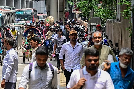 மாணவா் போராட்டம் ஓய்ந்ததைத் தொடா்ந்து இயல்பு வாழ்க்கைக்கு புதன்கிழமை திரும்பிய தலைநகா் டாக்கா.