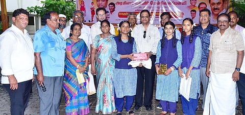 நடுப்பேட்டை  அரசு  மகளிா்  பள்ளியில்  நடைபெற்ற காமராஜா் பிறந்த நாள் விழாவில் மாணவிகளுக்கு  கல்வி  உதவிகளை  வழங்கிய  விஐடி  துணைத்  தலைவா்  சங்கா்  விசுவநாதன்.