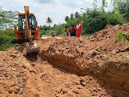 குளித்திகை ஜமீன் கிராமத்தில் மணல் கடத்தலைத் தடுக்க மேற்கொள்ளப்பட்ட பள்ளம் தோண்டும் பணி.