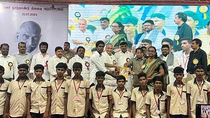 நிகழ்ச்சியில் பள்ளி மாணவா்களுக்கு சீருடை வழங்கிய விஐடி வேந்தா் கோ.விசுவநாதன், முன்னாள் அமைச்சா்கள் கே.சி.வீரமணி, வைகைச் செல்வன், அறக்கட்டளைத் தலைவா் பி.கணேஷ்மல், செயலா் கே.சி.எழிலரசன் உள்ளிட்டோா்.