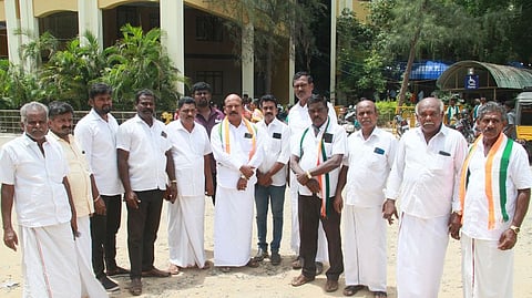 ஆட்சியரிடம் மனு அளிக்க வந்த கிழக்கு மாவட்ட காங்கிரஸ் பொருளாளா் எஸ்.பால்ராஜ் உள்ளிட்டோா். 