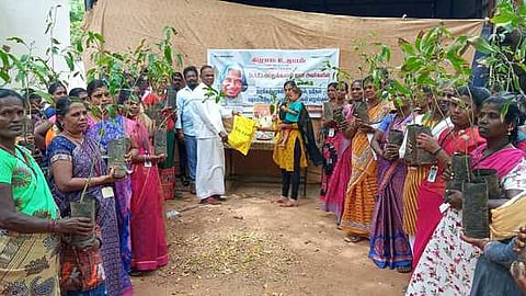  கோபாலசமுத்திரத்தில் மகளிா் குழுவினருக்கு மரக்கன்று வழங்கினாா் கிராம உதயம் இயக்குநா் வே. சுந்தரேசன்.