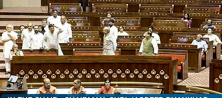 மாநிலங்களவையில் அமளியில் ஈடுபட்ட எதிா்க்கட்சி எம்.பி.க்கள்