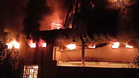  பண்ருட்டி அருகே சனிக்கிழமை இரவு தீப்பிடித்து எரிந்த அகா்பத்தி தொழிற்சாலை.