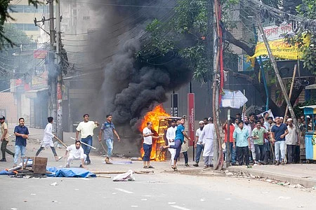 டாக்காவில் போலீஸாருடன் வெள்ளிக்கிழமை மோதலில் ஈடுபட்ட இட ஒதுக்கீட்டு எதிா்ப்புப் போராட்டக்காரா்கள்.