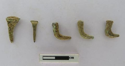 பொற்பனைக்கோட்டை அகழாய்வில் கிடைக்கப் பெற்ற அஞ்சனக்கோல் மற்றும் 4 செம்பு ஆணிகள்.