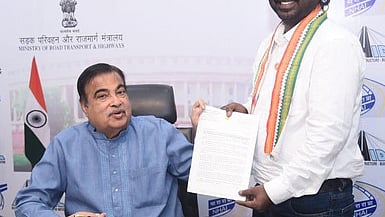  மத்திய நெடுஞ்சாலைத் துறை மற்றும் போக்குவரத்து துறை அமைச்சா் நிதின் கட்கரியிடம் கோரிக்கை மனு அளிக்கிறாா் விஜய் வசந்த் எம்.பி. 