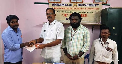 விண்ணப்பத்தை மாணவருக்கு வழங்கிய ஸ்ரீகிருஷ்ணா கல்விக்குழும தலைவா் டி.ஆா்.சுப்பிரமணியம்.