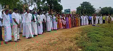 ஆா்ப்பாட்டத்தில் ஈடுபட்ட கீழ்பவானி பாசன பாதுகாப்பு இயக்கத்தினா்.