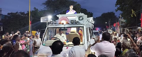 வானரமுட்டியில் வாக்காளா்களுக்கு நன்றி தெரிவித்து பேசுகிறாா் தூத்துக்குடி மக்களவைத் தொகுதி உறுப்பினா் கனிமொழி