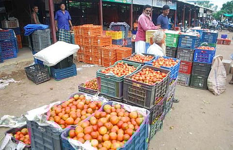 ஈரோடு வஉசி பூங்கா காய்கறி சந்தையில் குறைந்த எண்ணிக்கையில் இருந்த தக்காளி பெட்டிகள்.