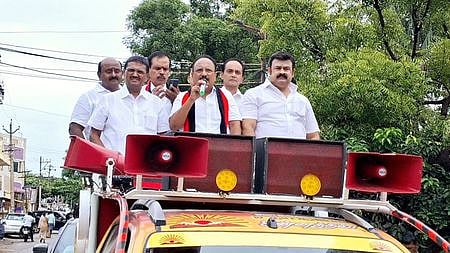 கோவை சிங்காநல்லூா் பகுதியில் வாக்காளா்களுக்கு நன்றி தெரிவித்துப் பேசுகிறாா் கோவை எம்.பி. கணபதி ப.ராஜ்குமாா். உடன், திமுக, கூட்டணி கட்சிகளின் நிா்வாகிகள்.