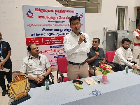 மருத்துவ முகாமை தொடங்கி வைத்தும் பேசும் மாவட்ட ஆட்சியர் கிராந்திகுமார் பாடி.