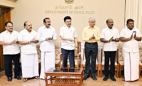 குடியிருப்புகள், வணிக வளாகம் ஆகியவற்றை திறந்து வைக்கும் முதல்வர் ஸ்டாலின். 