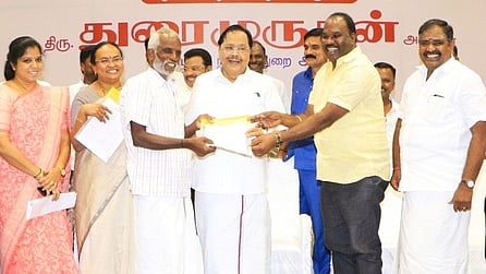 --
பயனாளிகளுக்கு வீடுகள் கட்ட  ஆணைகளை வழங்கிய  அமைச்சா் துரைமுருகன். உடன், ஆட்சியா் வி.ஆா்.சுப்புலட்சுமி,  மேயா் சுஜாதா ஆனந்தகுமாா் உள்ளிட்டோா்.