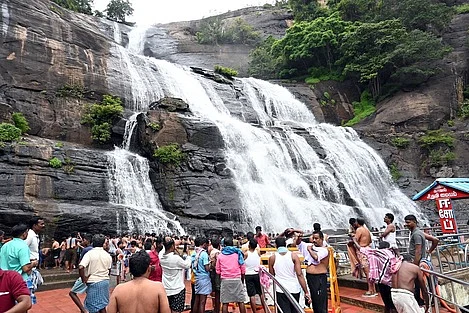  குற்றாலம் பேரருவியில் குளித்து மகிழ்ந்த  சுற்றுலாப் பயணிகள்.