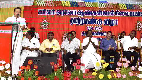  திருக்கோவிலூா் கபிலா் அரசுப் பள்ளியில் சனிக்கிழமை நடைபெற்ற விழாவில், பேசிய உயா் கல்வித் துறை அமைச்சா் க.பொன்முடி. உடன் ஆட்சியா் எம்.எஸ்.பிரசாந்த் உள்ளிட்டோா்.