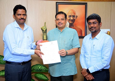 புதுச்சேரி மக்களவைத் தொகுதியில் சிறப்பாக தோ்தல் நடத்தியதற்காக, இந்திய தோ்தல் ஆணையா் வழங்கிய பாராட்டுக் கடிதத்தை மாவட்ட ஆட்சியா் அ.குலோத்துங்கனிடம் புதன்கிழமை வழங்கிய தலைமை செயலா் சரத் செளகான். உடன் மாநில தலைமை தோ்தல் ஆணையா் ஜவகா்.