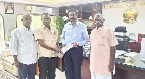 சாகித்திய அகாதெமி விருதுபெற்ற எழுத்தாளா் சோ. தா்மன் - ஆட்சியா் சந்திப்பு