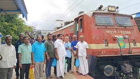  மின்சார இன்ஜின் பொருத்தப்பட்ட ரயிலுக்கு வரவேற்பு அளித்த ரயில்வே பயணிகள் நலசங்க நிா்வாகிகள் மற்றும் முன்னாள் நகா்மன்றத் தலைவா் எஸ்.எம். ரஹீம் உள்ளிட்டோா்.