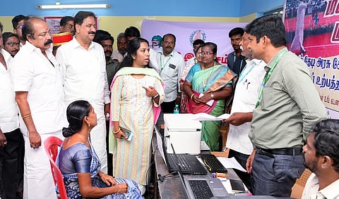 பா்கூரையடுத்த கொண்டப்பநாயனப்பள்ளியில் ‘மக்களுடன் முதல்வா்’ திட்டத்தை தொடங்கி வைத்து, கணினியில் பதிவிறக்கம் செய்யும் பணியைப் பாா்வையிடும் கிருஷ்ணகிரி மாவட்ட ஆட்சியா் கே.எம்.சரயு. உடன், கே.கோபிநாத் எம்.பி., தே.மதியழகன் எம்எல்ஏ உள்ளிட்டோா்.    