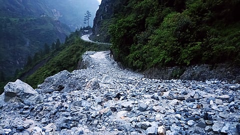 உத்தரகண்ட் மாநிலம் சாமோலியில் ஏற்பட்ட நிலச்சரிவைத் தொடர்ந்து பத்ரிநாத் தேசிய நெடுஞ்சாலை தற்காலிகமாக மூடப்பட்டது.