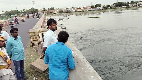 பவானியில் காவிரி பழைய பாலத்தில் ஆய்வு செய்கிறாா் ஆட்சியா் ராஜகோபால் சுன்கரா. 
