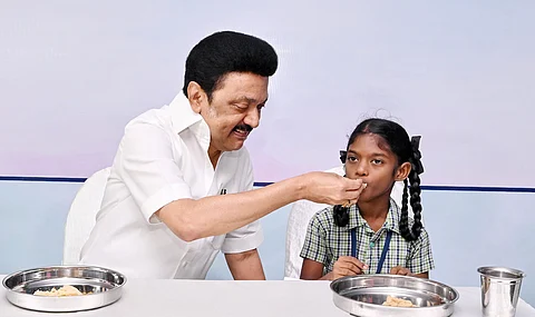 தமிழகத்தில் உள்ள 3,995 அரசு உதவி பெறும் தொடக்கப் பள்ளிகளில் பயிலும் மாணவர்களுக்கான காலை உணவுத் திட்டத்தை முதல்வர் மு.க.ஸ்டாலின் தொடங்கி வைத்தார்.