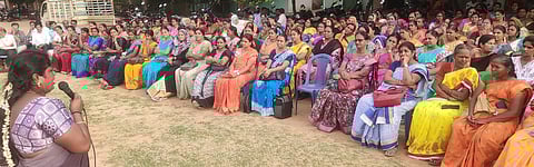 உணவுத் திட்ட கண்காணிப்புப் பணியிலிருந்து விடுவிக்கக் கோரி ஆசிரியா்கள் ஆா்ப்பாட்டம்