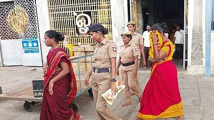   திருத்தணி முருகன் கோயில் உண்டியல் பணத்தை திருடிய 2 பெண்களை கைது செய்து அழைத்து சென்ற போலீஸாா். 