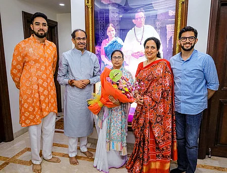 மும்பையில் சிவசேனை  தலைவா் உத்தவ் தாக்கரேவை வெள்ளிக்கிழமை சந்தித்த மேற்கு வங்க முதல்வா் மம்தா பானா்ஜி.