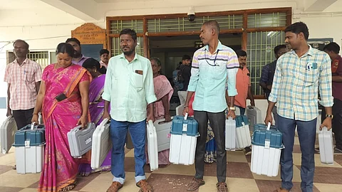 வாக்குப்பதிவு மையங்களுக்கு அனுப்பப்பட்ட மின்னணு வாக்குப்பதிவு இயந்திரங்கள்.
