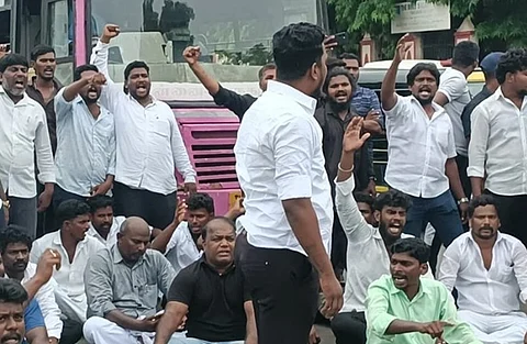 ராஜீவ் காந்தி அரசு மருத்துவமனை முன்பு ஆம்ஸ்ட்ராங் ஆதரவாளர்கள் சாலை மறியல் போராட்டத்தில் ஈடுபட்டுள்ளனர். 