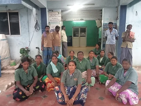 பணிப்புறக்கணிப்பு செய்த நீடாமங்கலம் பேரூராட்சி தூய்மைப் பணியாளர்கள்.