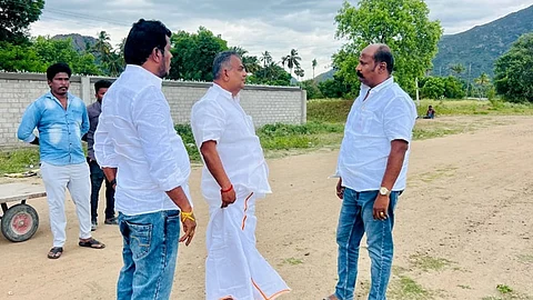 திடலை ஆய்வு செய்யும் புஸ்ஸி ஆனந்த். 
