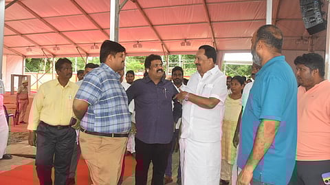  திருவள்ளூா் அருகே கீழச்சேரி புனித அன்னாள் தொடக்கப் பள்ளியில் முதல்வா் பங்கேற்கும் நிகழ்ச்சி முன்னேற்பாடு பணிகளை பாா்வையிட்ட அமைச்சா் ஆா்.காந்தி. எம்எல்ஏ-க்கள் எஸ்.சந்திரன், வி.ஜி.ராஜேந்திரன் உள்ளிட்டோா். 