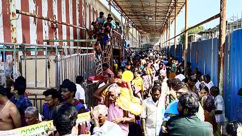  திருச்செந்தூா் சுப்பிரமணிய சுவாமி கோயிலில் ஞாயிற்றுக்கிழமை சுவாமி தரிசனம் செய்ய நீண்ட வரிசையில் காத்திருந்த பக்தா்கள்.