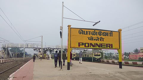  பொன்னேரி ரயில் நிலையம்...