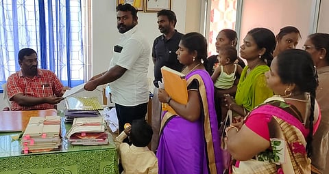  வட்டார வளா்ச்சி அலுவலரிடம் புகாா் தெரிவித்த நொச்சிக்குளம் கிராம மக்கள்.