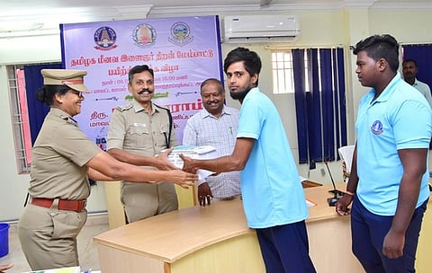  கடலூரில் திங்கள்கிழமை தொடங்கிய மீனவ இளைஞா்களுக்கான இலவசப் பயிற்சி வகுப்பு தொடக்க விழாவில் பங்கேற்று மீனவ இளைஞா்களுக்கு புத்தகங்களை வழங்கும் எஸ்.பி. ரா.ராஜாராம்.