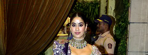 திருமணத்திற்கு முந்தைய விழாக்களை குடும்பத்தினர் உற்சாகமாக கொண்டாடி வரும் நிலையில் ரிலையன்ஸ் இண்டஸ்ட்ரீஸ் தலைவர் முகேஷ் அம்பானியின் மகன் அனந்த் அம்பானிக்கும், தொழிலதிபர் விரேன் மெர்ச்சன்ட்டின் மகள் ராதிகா மெர்ச்சன்ட்டுக்கும் மும்பையில் உள்ள ஆண்டிலியாவில் நடைபெற்ற சிவசக்தி பூஜையில் கலந்து கொள்ள வந்த பாலிவுட் நடிகை ஜான்வி கபூர்.