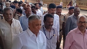 புதுச்சேரி ரயில் நிலையத்தில் ஞாயிற்றுக்கிழமை ஆய்வு மேற்கொண்ட ரயில்வேத் துறை இணை அமைச்சா் வி.சோமண்ணா. உடன் புதுவை பேரவைத் தலைவா் ஆா்.செல்வம் உள்ளிட்டோா்.