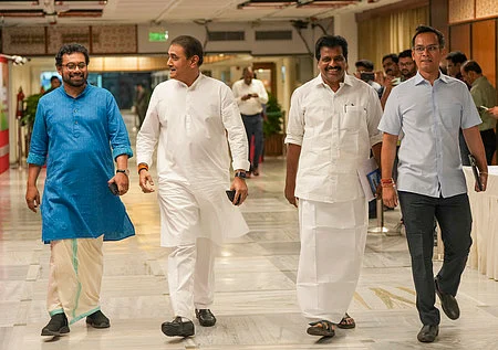 அனைத்துக் கட்சிக் கூட்டத்தில் பங்கேற்க வந்த தேசியவாத காங்கிரஸ் எம்.பி. பிரஃபுல் படேல், காங்கிரஸ் எம்.பி.க்கள் கொடிக்குன்னில் சுரேஷ், கெளரவ் கோகோய். ~