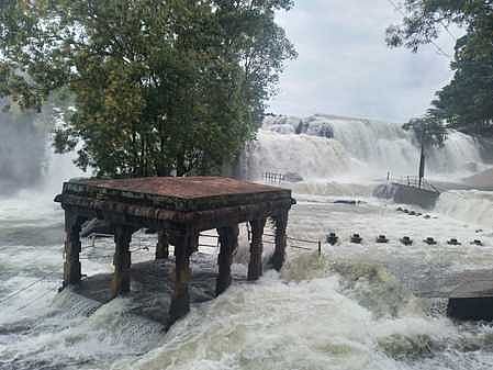  திற்பரப்பு அருவியில் செவ்வாய்க்கிழமை ஏற்பட்ட வெள்ளப்பெருக்கு.