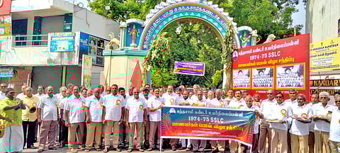  பள்ளிக்கு சீா் கொண்டு வந்த முன்னாள் மாணவா்கள்.