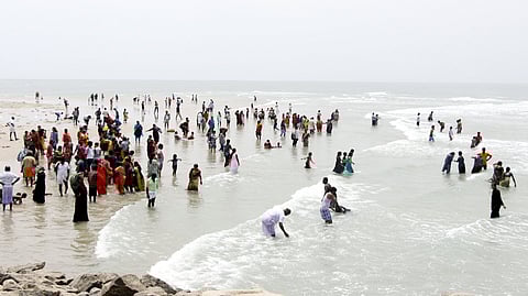  தனுஷ்கோடி அரிச்சல்முனை கடலில் ஞாயிற்றுக்கிழமை குளித்த சுற்றுலாப் பயணிகள்.