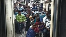 சேலம் - மயிலாடுதுறை மெமு ரயில். ரயிலில் உள்ள கூட்ட நெரிசல். 