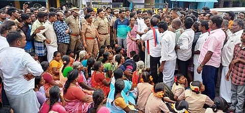 சிதம்பரம் அருகே கடலூா் தேசிய நெடுஞ்சாலையில் தீத்தாம்பாளையம் கிராமத்துக்கு சுரங்கப் பாதை அமைக்க வலியுறுத்தி மறியலில் ஈடுபட்ட மக்கள்.